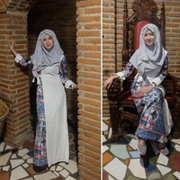 Okie Agustina memakai gamis bermotif dan kerudung polos abu-abu agar terlihat netral. Seperti biasa, Okie memilih ciput belah samping dan kerudung instan dengan tumpukan layer. Foto: Dok. Instagram @mrs.gdc13
