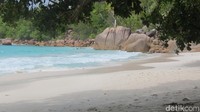 Lautnya begitu biru berkilau, apalagi dengan matahari yang bersinah cerah (Fitraya/detikTravel)