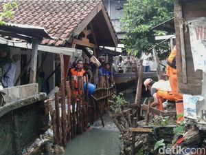 Petugas Pagi ini Berjibaku Perbaiki Tanggul Kali Pulo yang Jebol
