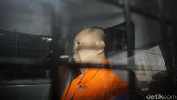 Dia kemudian masuk ke dalam mobil tahanan untuk dibawa ke rutan.