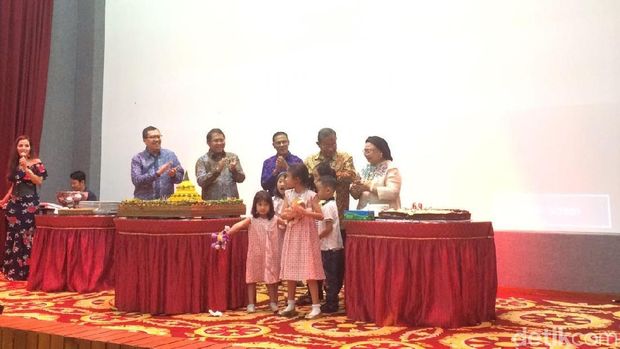 Rayakan Ulang Tahun, Darmin Dapat Kejutan di Kantornya