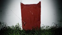 Pintu di Penjara Bang Kwang, Bangkok ini dijuluki Pintu Merah Kematian. Dahulu, terpidana mati akan dieksekusi di balik pintu ini. Kini, Thailand menggunakan metode suntik mati sehingga pintu merah ini tidak lagi digunakan (David Hogsholt/Getty Images)