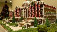 Gingerbread house ini mirip dengan bangunan U.S. Capitol yang dirancang khusus doleh anggota layanan Amerika. Foto: Istimewa