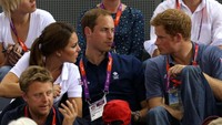 Sejak masih pacaran, Pangeran William dan Kate Middleton memang kerap mengajak Pangeran Harry bersamanya. Dok. Getty Images