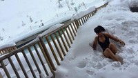 Nggak kedinginan sepertinya si koki seksi Farah Quinn. Sebabnya di tengah salju ia hanya menggunakan swimsuit (farahquinnofficial/Instagram)