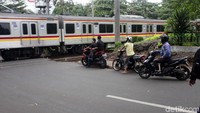 Tak cukup sampai disitu, para pemotor ini bahkan sampai nekat melawan arus di pintu perlintasan kereta api.