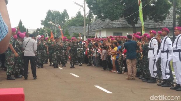 Anak-anak prajurit ikut menyambut kedatangan Panglima TNI di Markas Korps Marinir