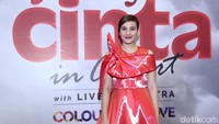 Cantiknya Chelsea Islan mengenakan gaun warna merah menyala. Foto: Hanif Hawari/detikHOT