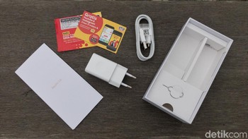 Aksesori bawaan dalam kotak penjualan, ada kartu perdana Indosat Ooredoo, kabel charger, colokan SIM Card tray dan buku petunjuk. Foto: Adi Fida Rahman/detikINET