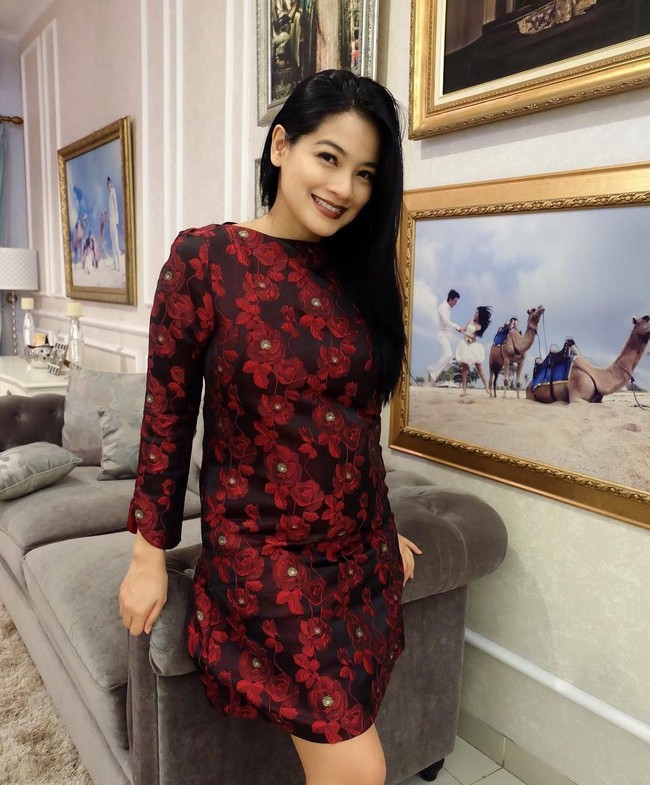 Inilah penampilan Titi Kamal yang diunggahnya ke Instagram, tepat 12 hari setelah dia melahirkan. Sebagian besar pengikutnya di media sosial berkomentar betapa Titi sudah sangat langsing. Padahal dia belum sampai satu bulan melahirkan anak keduanya Kai Attar Sugiono. Foto: Dok. Instagram