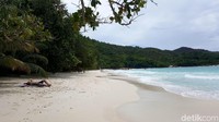 Pantai pasir putih menghampar panjang sekitar 800 meter dan bersih dengan bulir lembut dan tanpa sampah (Fitraya/detikTravel)