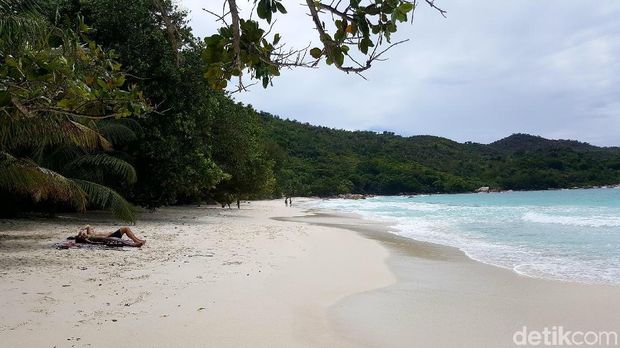 Pasir putih lembut dan air biru jernih (Fitraya/detikTravel)