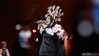 Dewi Sandra memberikan penampilan yang prima dengan hiasan kepala bak seorang dewi.