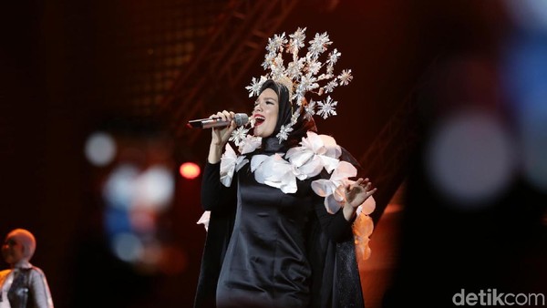 Dewi Sandra jadi Dewi di Konser Ayat Ayat Cinta