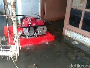 Petugas Sedot Air dari Rumah Warga Jati Padang yang Kebanjiran