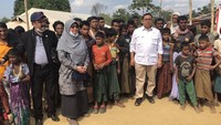 Tak lupa, Fadli yang mengenakan safari berwarna putih berfoto bersama pengungsi dari Rohingya. (Foto: dok. Twitter @fadlizon)