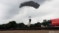 Para penerjun dari Korp Marinir sukses mendarat lapangan Kesatrian Marinir Hartono Bhumi.