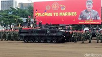 Panglima TNI Marsekal Hadi Tjahjanto menginspeksi pasukan dari atas tank Marinir.