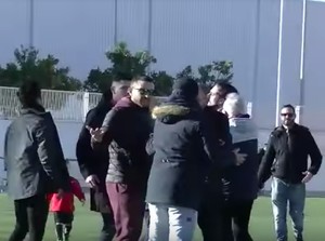 Pertandingan Sepakbola Anak-anak Ricuh karena Para Ayah Saling Pukul