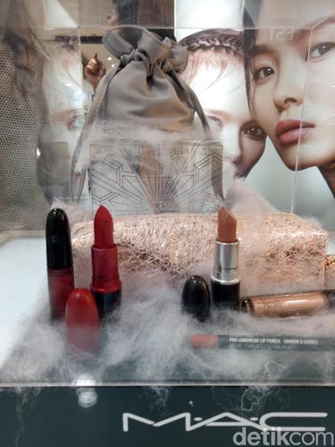 Lipstick MAC edisi terbatas untuk menyambut Natal dan Tahun Baru 2018.