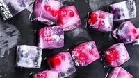 Bagi pencinta buah berry, es batu ini bisa jadi pilihan. Ada paduan blueberry dan raspberry. Warna ungu dan merahnya kelihatan cantik ya? Foto: Istimewa