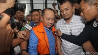 Lelaki yang menggunakan rompi oranye di atas kemeja birunya ini mengaku sudah melaksanakan tugas sesuai prosedur, termasuk Surat Keterangan Lunas (SKL) yang ditekennya untuk pengendali saham Bank Dagang Indonesia (BDNI).
