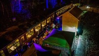 Pelayan akan bernyanyi dan menari saat menyajikan makanan, begitu pula petugas tiket yang mengecek dan membolongi tiketnya (Telford Steam Railway)