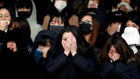Tangis para fans menambah haru suasana. REUTERS/Kim Hong-Ji/detikFoto.