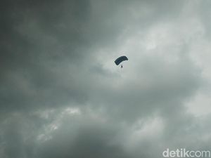 Penerjun Payung TNI AU Mendarat Darurat di Maros Alami Cedera Tangan