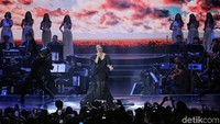 Raisa pun tampil membawakan lagu Jatuh Hati.