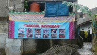 Di dekat tanggul ini terpasang spanduk Tanggul Baswedan yang berukuran cukup besar.