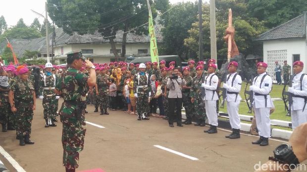 Panglima TNI menerima laporan dari prajurit Marinir