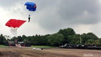 Bendera merah putih juga dikibarkan oleh penerjun payung.