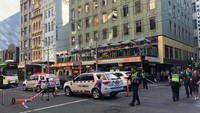 Pihak Ambulans Victoria mengatakan seperti dilansir kantor berita AFP, Kamis (21/12/2017), paramedis saat ini tengah menangani dan membawa 12 orang yang terluka ke rumah sakit.  (Foto: Dok. abc.net.au)