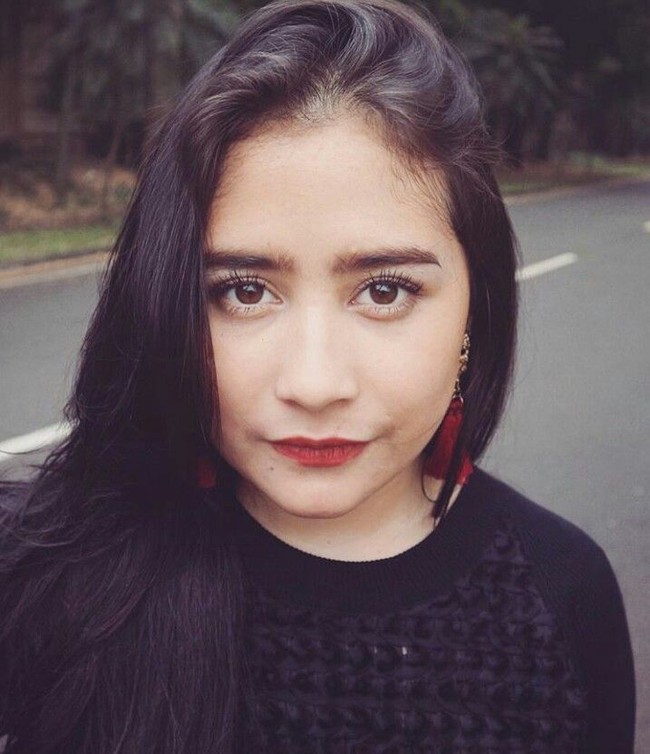 Kumis Prilly Latuconsina juga tak terlalu terlihat. Tapi coba perhatikan lebih tegas, pesinetron bertubuh mungil itu memiliki kumis tipis. Foto: Dok. Instagram