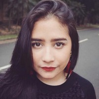 Kumis Prilly Latuconsina juga tak terlalu terlihat. Tapi coba perhatikan lebih tegas, pesinetron bertubuh mungil itu memiliki kumis tipis. Foto: Dok. Instagram