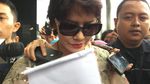 Foto: Berkacamata Hitam, Ini Gaya Mantan Istri Novanto di KPK