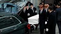 Tampak pihak keluarga serta rekan artis hadir di sana. REUTERS/Kim Hong-Ji/detikFoto.