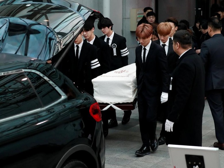 Pemakaman Jonghyun SHINee Berjalan Lancar, Manajemen Ucapkan Terima Kasih Pemakaman Jonghyun SHINee Berjalan Lancar, Manajemen Ucapkan Terima Kasih