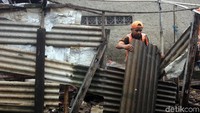 Ia juga meminta petugas berupaya cepat melakukan penanganan dan berupaya akan segera melakukan normalisasi Kali Pulo agar warga tidak kebanjiran lagi.