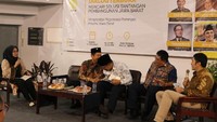 Sekitar pukul 11.40 WIB, datanglah Ridwan Kamil yang juga diundang sebagai pembicara. Dedi menyapa Ridwan. Mangga, Kang Ridwan, ujar Dedi sambil tersenyum. Ridwan Kamil merespons dengan senyum. Foto: ILUNI UI