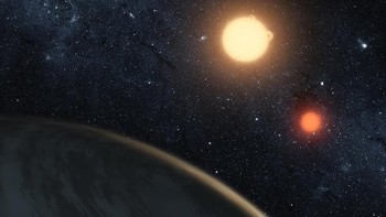 Satu hal yang menarik dari Kepler-16b adalah planet ini tidak hanya mengorbit sebuah bintang, tapi dua. Hal ini memungkinkan Kepler-16b mengalami terbit dan terbenamnya kedua bintang tersebut dalam satu hari. Meskipun memiliki dua bintang sekaligus, suhu di planet ini justru sangat dingin, dengan kisaran -70 hingga -100 derajat Celsius. Foto: Digitaltrends