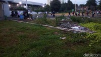 Sebagian lahan itu ditumbuhi rumput liar dan terdapat jalan yang telah menjadi jalur pejalan kaki menuju dalam stasiun. Terdapat satu pintu masuk dan pagar di sekeliling lahan itu.