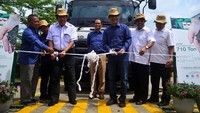 Dirjen Hortikultura Kementan RI Spudnik Sujono K (tiga kiri) didampingi Managing Director PT East West Seed Indonesia (Ewindo) Glenn Pardede (empat kanan) bersama jajaran direksi melepas 710 ton benih kangkung di Purwakarta, Jawa Barat, Kamis (21/12).