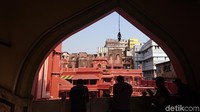 Masjid Nakhoda menjadi masjid terbesar di dalam kawasan Kota Kolkata. Secara keselurahan, daya tampung masjid ini bisa dipakai oleh 10.000 jamaah (Masaul/detikTravel)