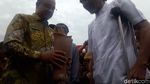 Foto: Saat Anies Pasangkan Kaki Palsu ke Lansia di Monas