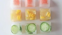 Kumpulan es batu aneka warna ini terlihat cantik. Dibuat dengan irisan mentimun, strawberry, lemon hingga grapefruit. Bisa dipadukan dengan mocktail favorit! Foto: Istimewa