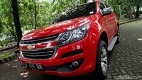 Tenaga besar Trailblazer cukup terasa saat Otolovers memijakan kaki di pedal gas. Untuk mobil berukuran besar, Trailblazer bisa dibilang tidak terlalu limbung.