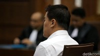 Ia juga diwajibkan membayar denda Rp 1 miliar subsider 6 bulan kurungan.