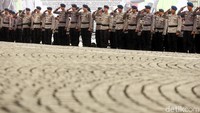 Para peserta memberikan penghormatan saat mengikuti apel Operasi Lilin 2017.